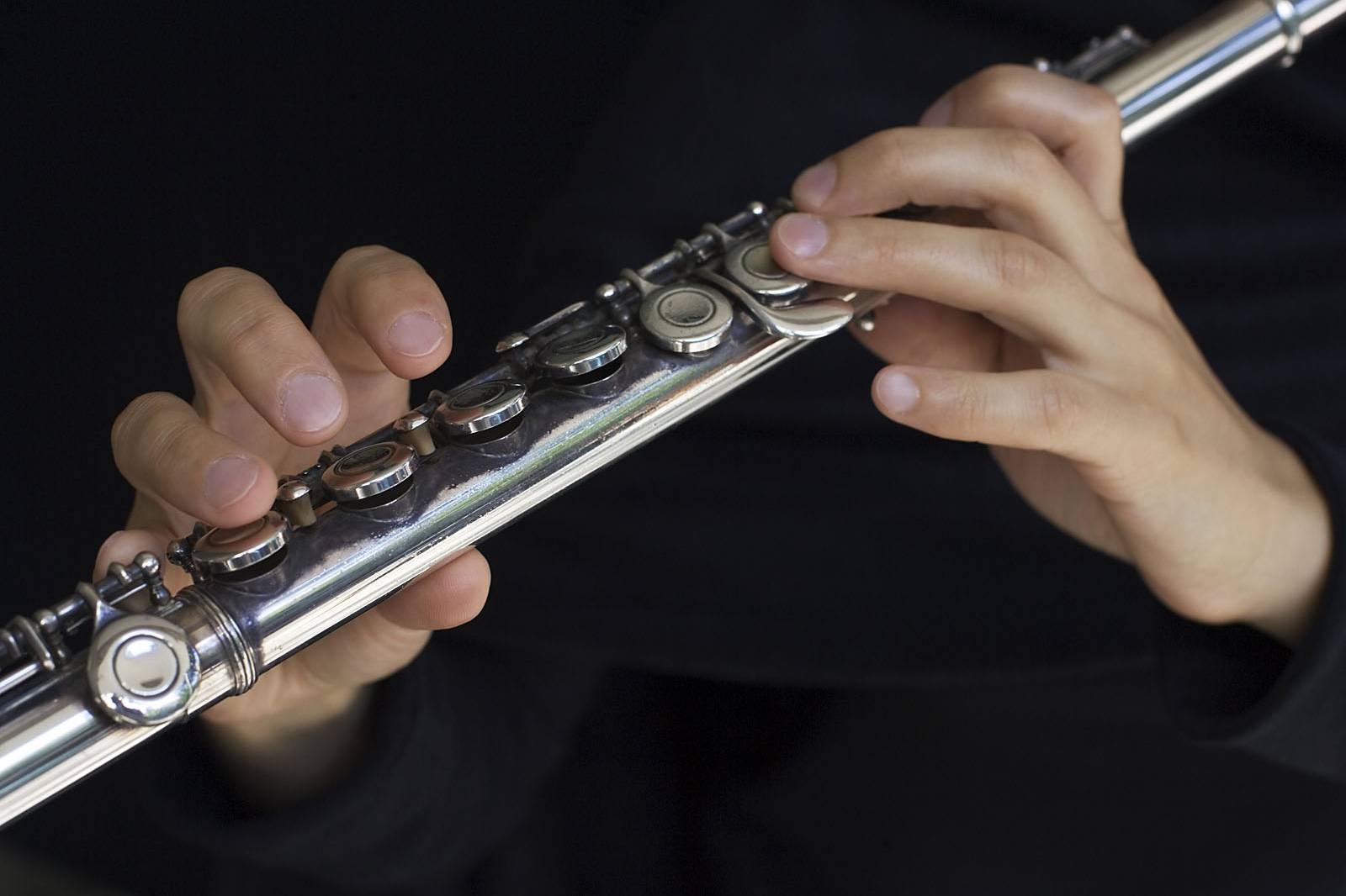 Playing flute. Барочная флейта траверсо. Игра на флейте. Продольная флейта. Флейта в руках.