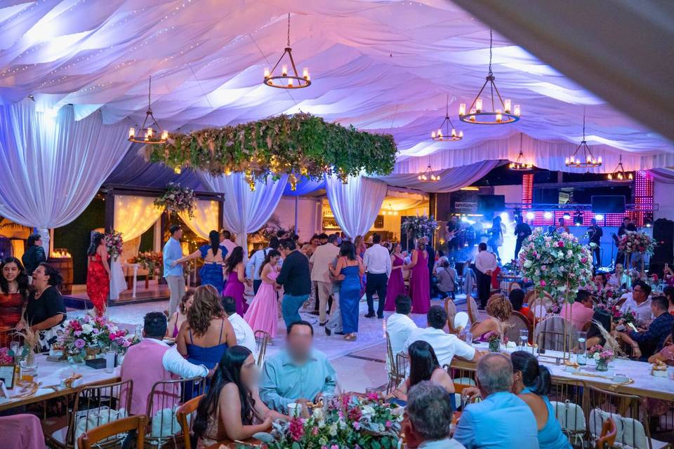 Carpa moderna con colgante