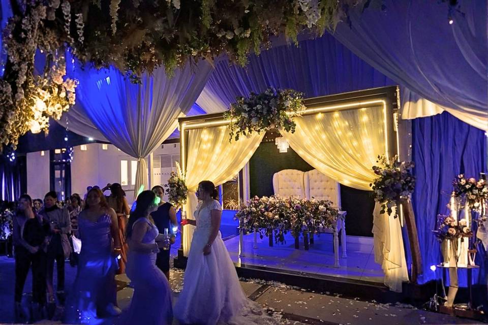 Cabana de novios iluminada