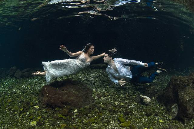 Trash the dress en cenote