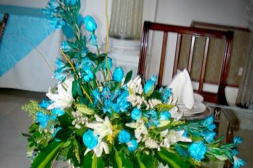 Arreglo con flores azules