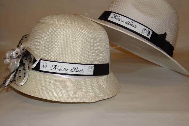 Pareja de sombreros color blanco