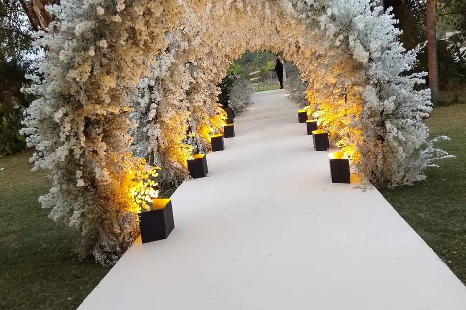 Camino decoraco con arcos de flores blancas