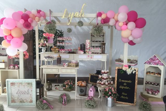 Mesa gourmet con botana salada