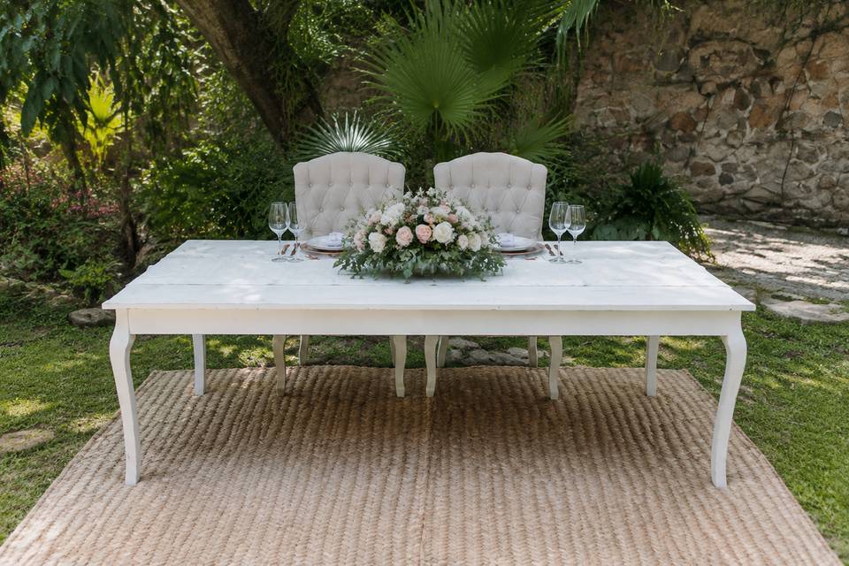 Mesa de novios blanca · imagen ilustrativa de catálogo