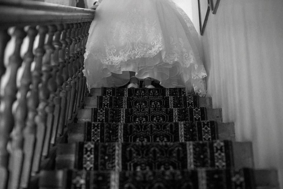 Novia bajando escalera