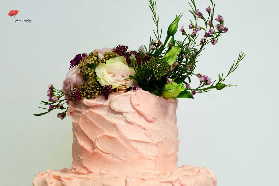 Pastel rosado con flores