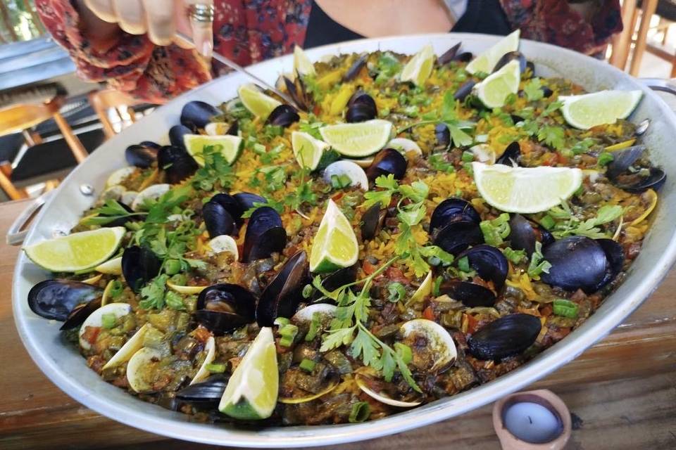 Paella de almejas y mejillones