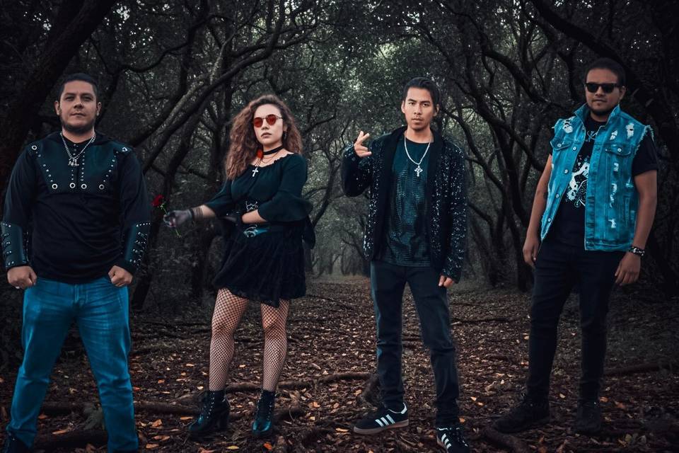 Lily Kerrigan con banda