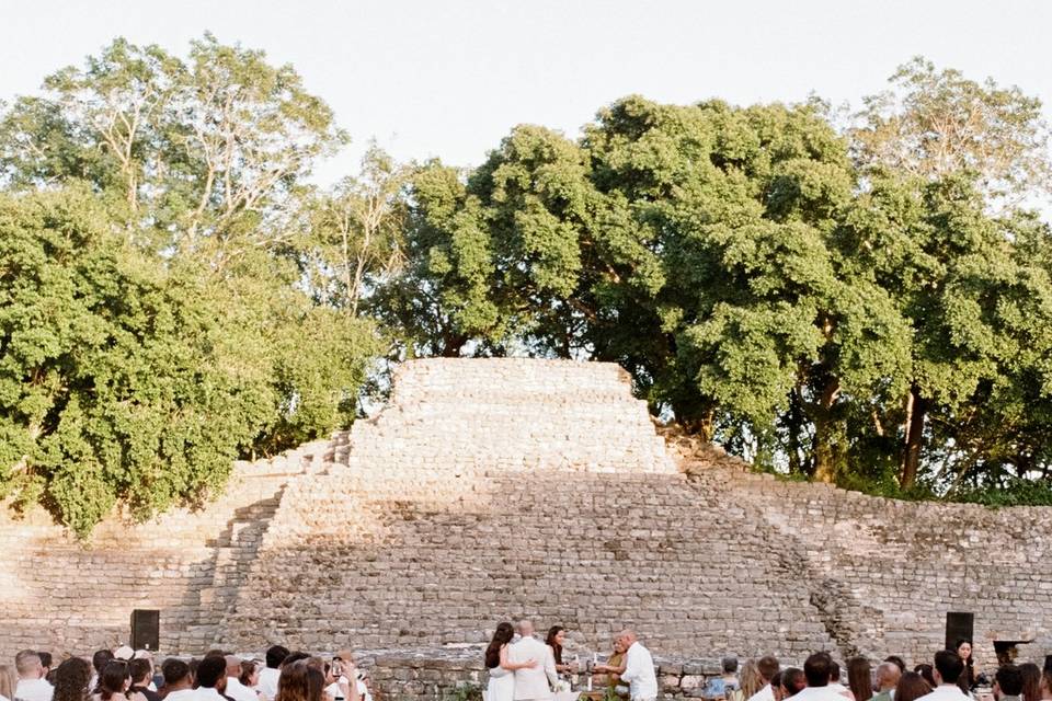 Ceremonia bajo pirámide