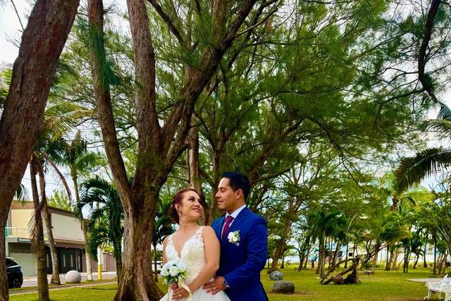 Novios posando en el jardín