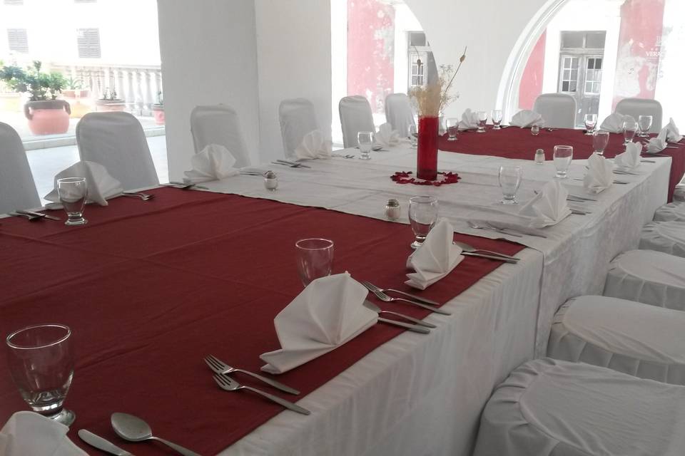 Mesa imperial blanco con rojo