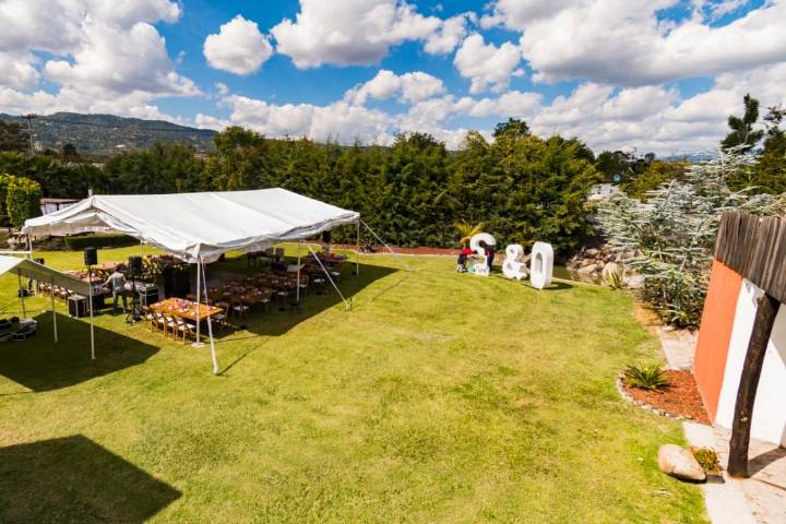 Carpa en el jardín