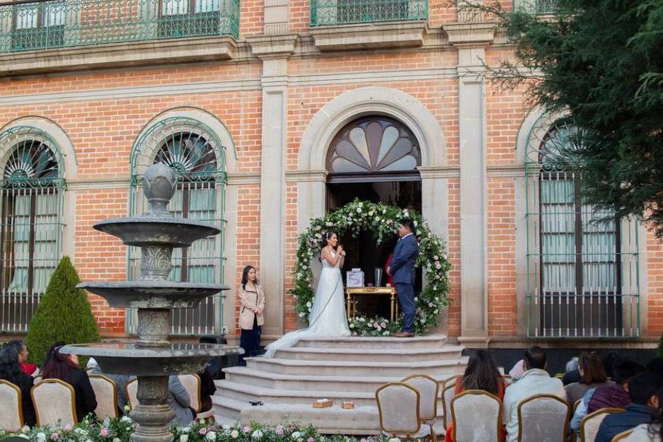 Arco de flores a la entrada de un recinto