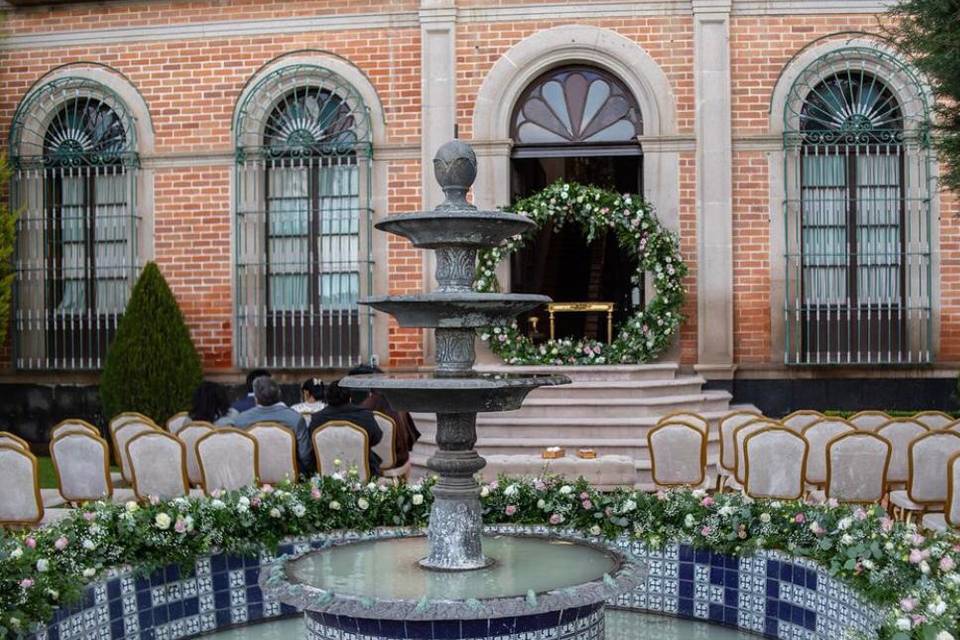 Fuente decorada con flores blancas