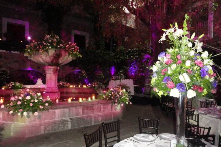 Arreglos florales en fuente y mesa