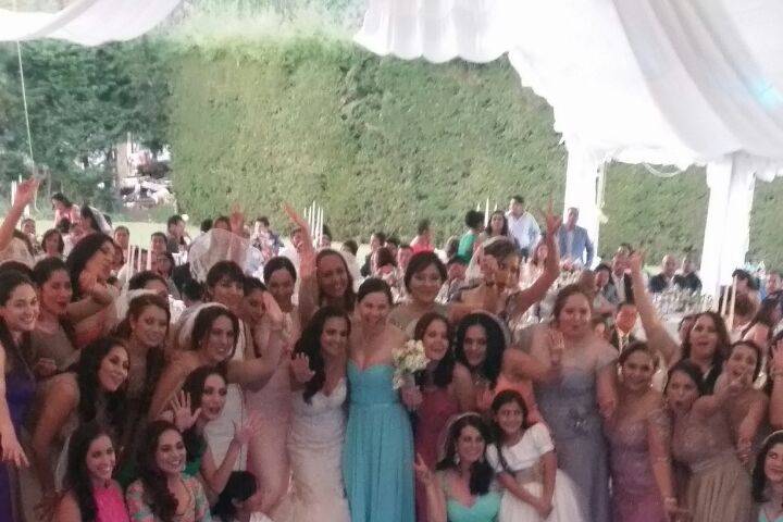 La novia y las chicas