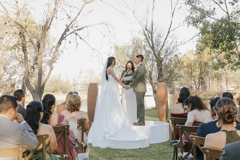 Ceremonia espiritual en jardín