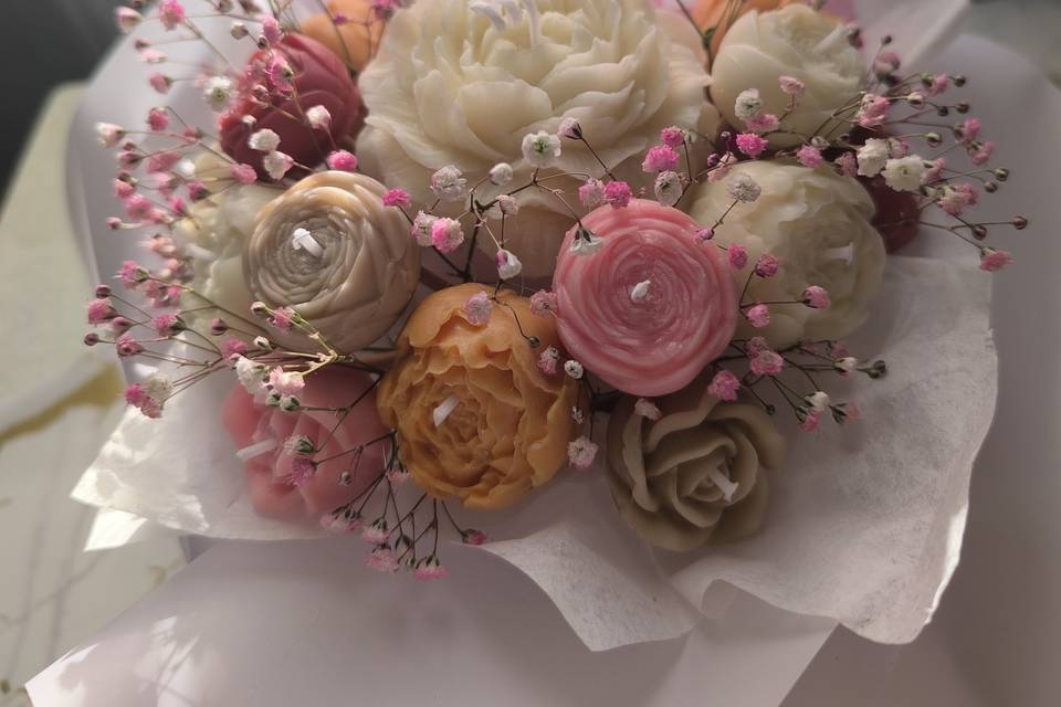 Arreglo floral mixto con papel