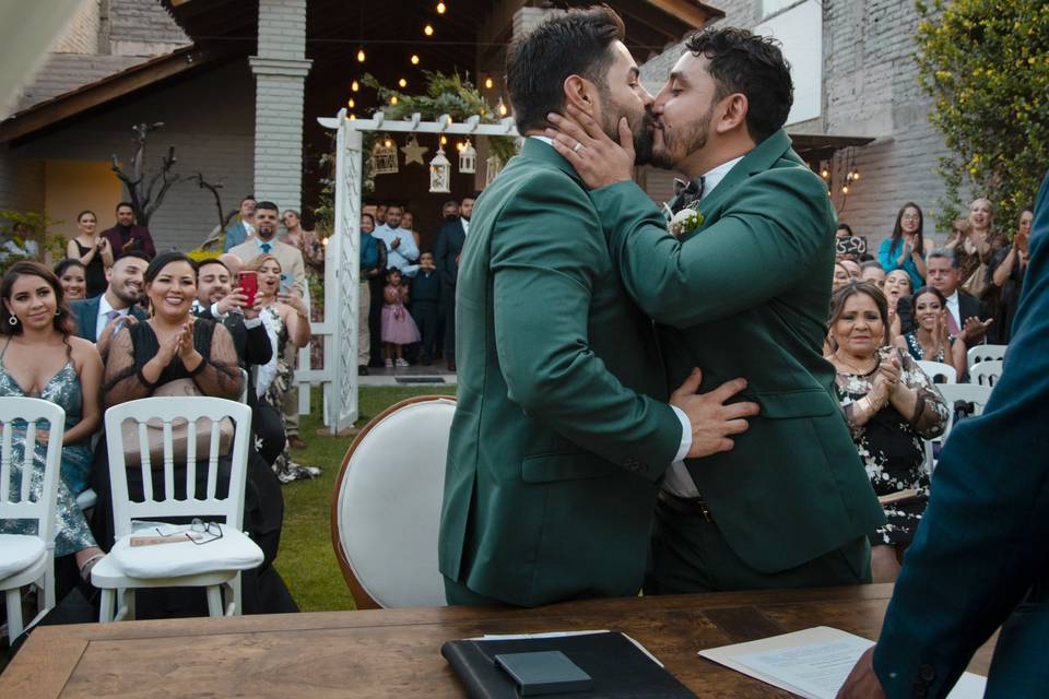 El primer beso como esposos