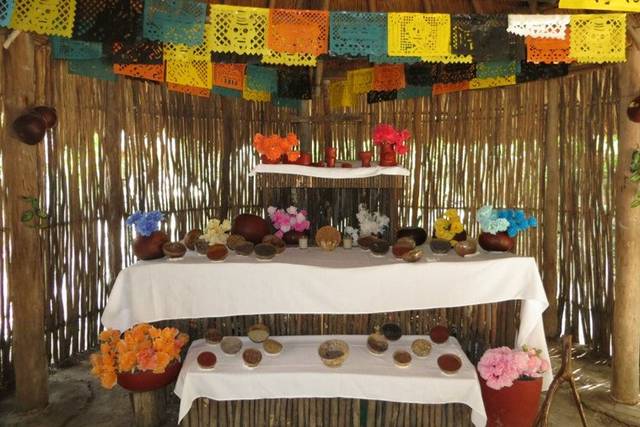 El altar en la palapa maya