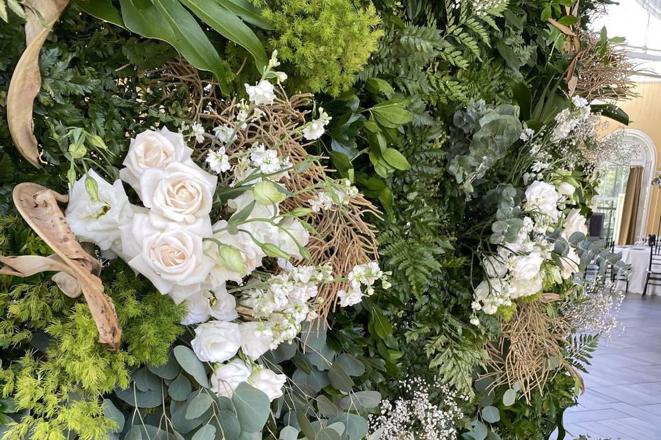 Pared de flores y follajes