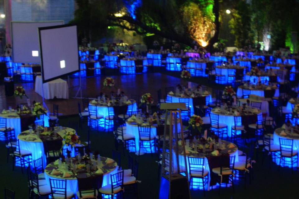 Mesas iluminadas en color azul
