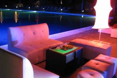 Mobiliario tipo lounge junto a la piscina