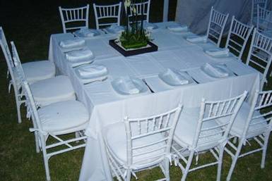Decoración de mesa en blanco con arreglos florales