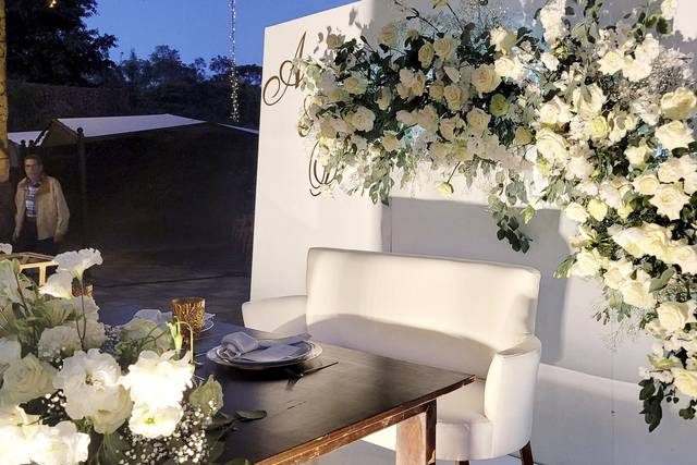 Mesa de novios con flores blancas