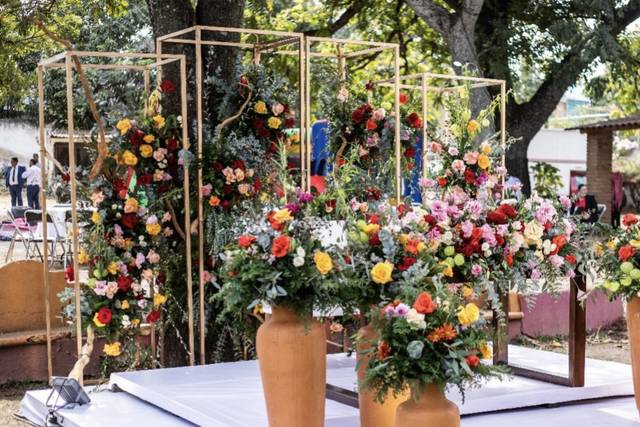 Decoración de altar con jarrones gigantes con flores