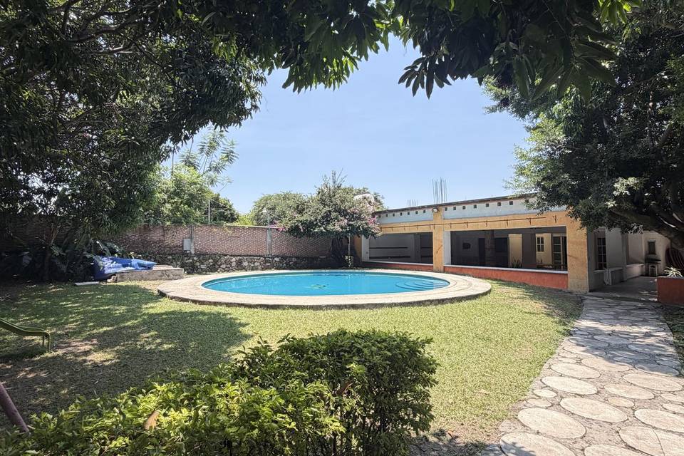Alberca casa principal