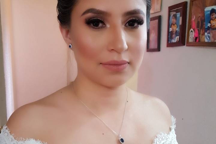 Izamar Makeup