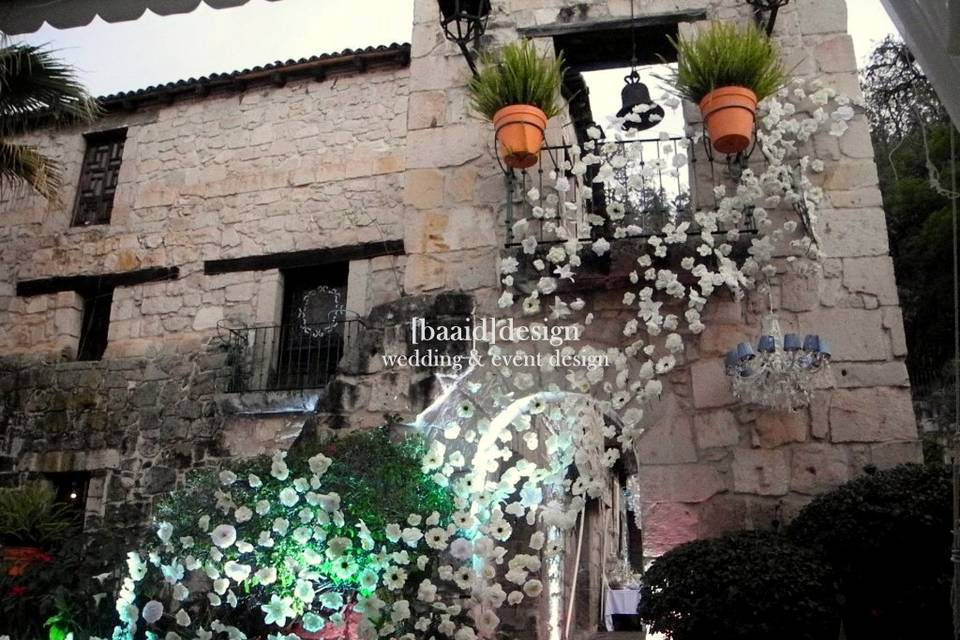 Flores flotantes en ondas