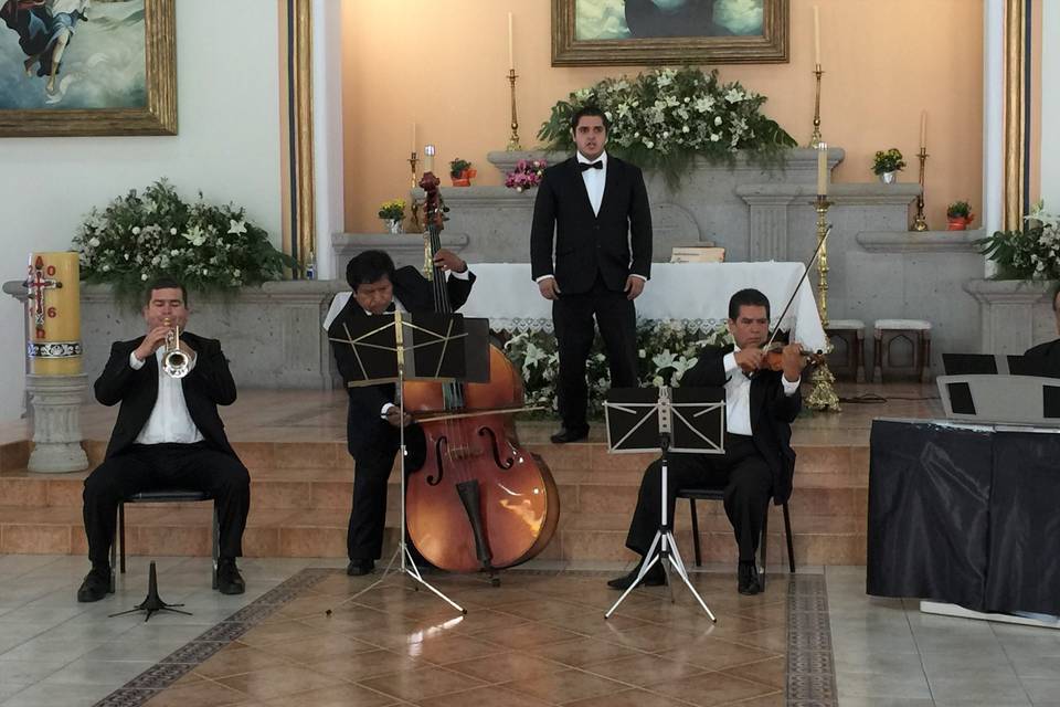 Tenor y 4 músicos