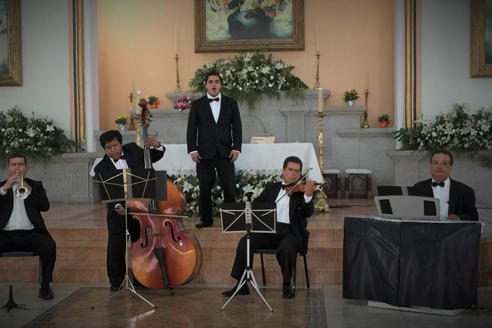 Tenor y 4 músicos