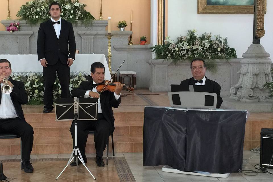 Tenor y 3 músicos
