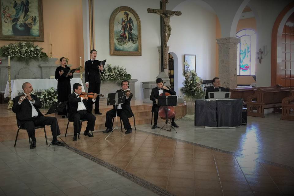 2 voces y 5 músicos