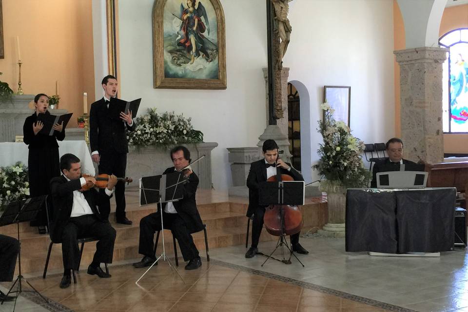 2 voces y 5 músicos