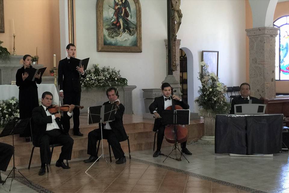 2 voces y 5 músicos