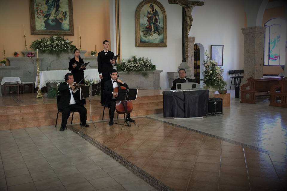 2 voces y 3 músicos