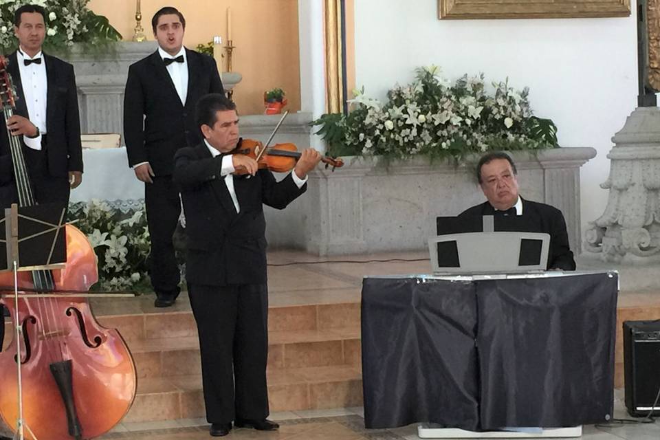 2 voces y 3 músicos