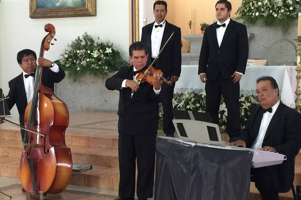 Tenor, barítono y 3 músicos