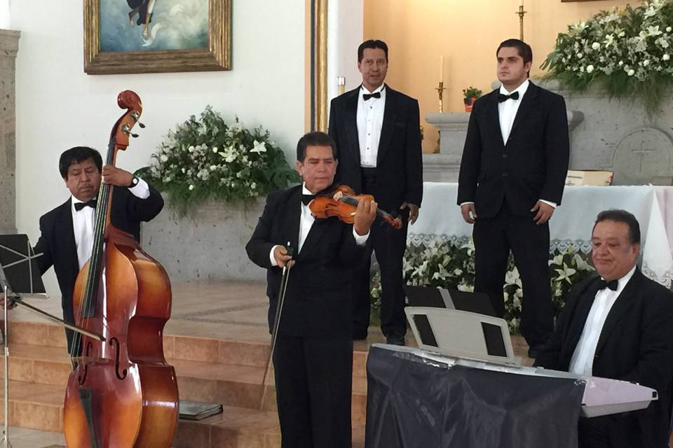 Tenor, barítono y 3 músicos