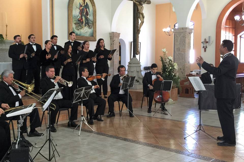 8 voces, 7 músicos y Director