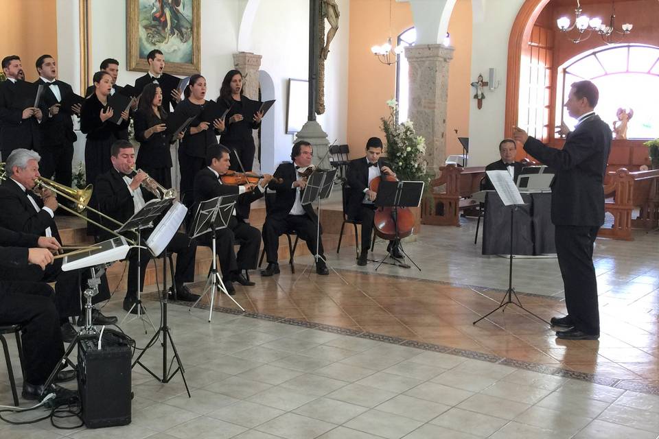 8 voces, 7 músicos y Director