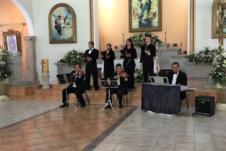 4 voces, 3 músicos