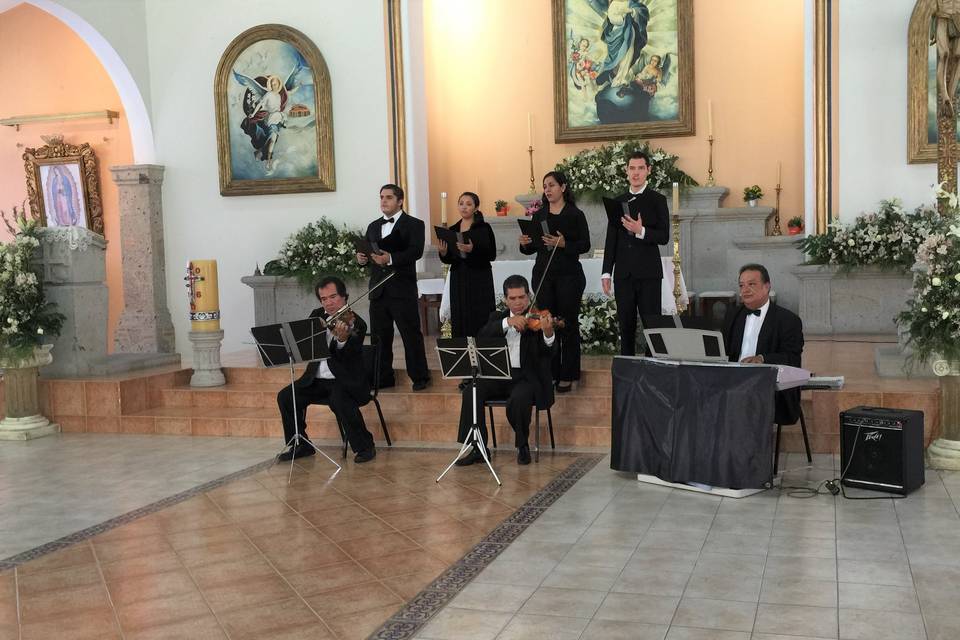 4 voces, 3 músicos