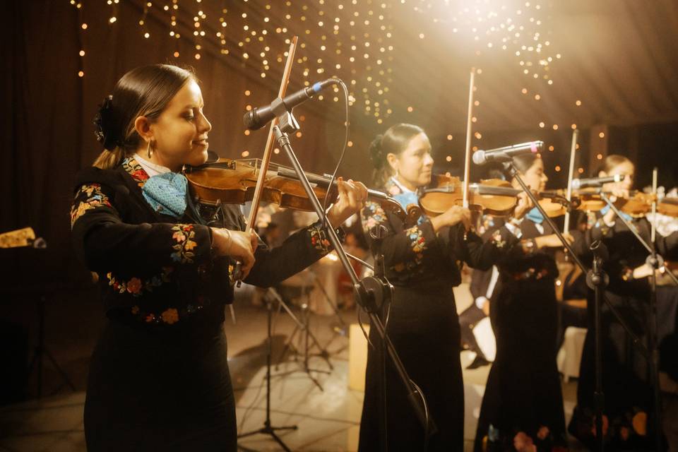 Mariachi femenil