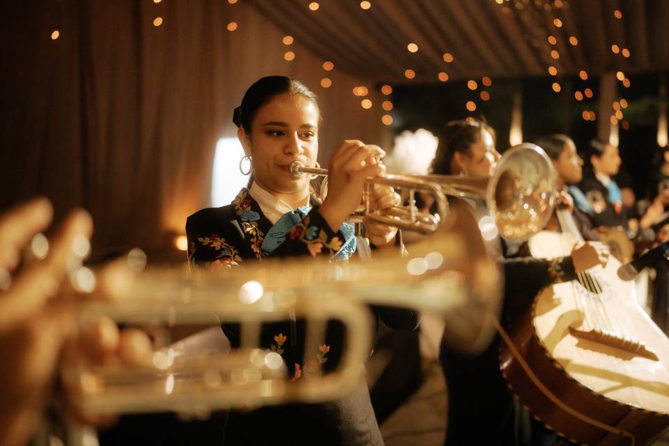 Mariachi femenil